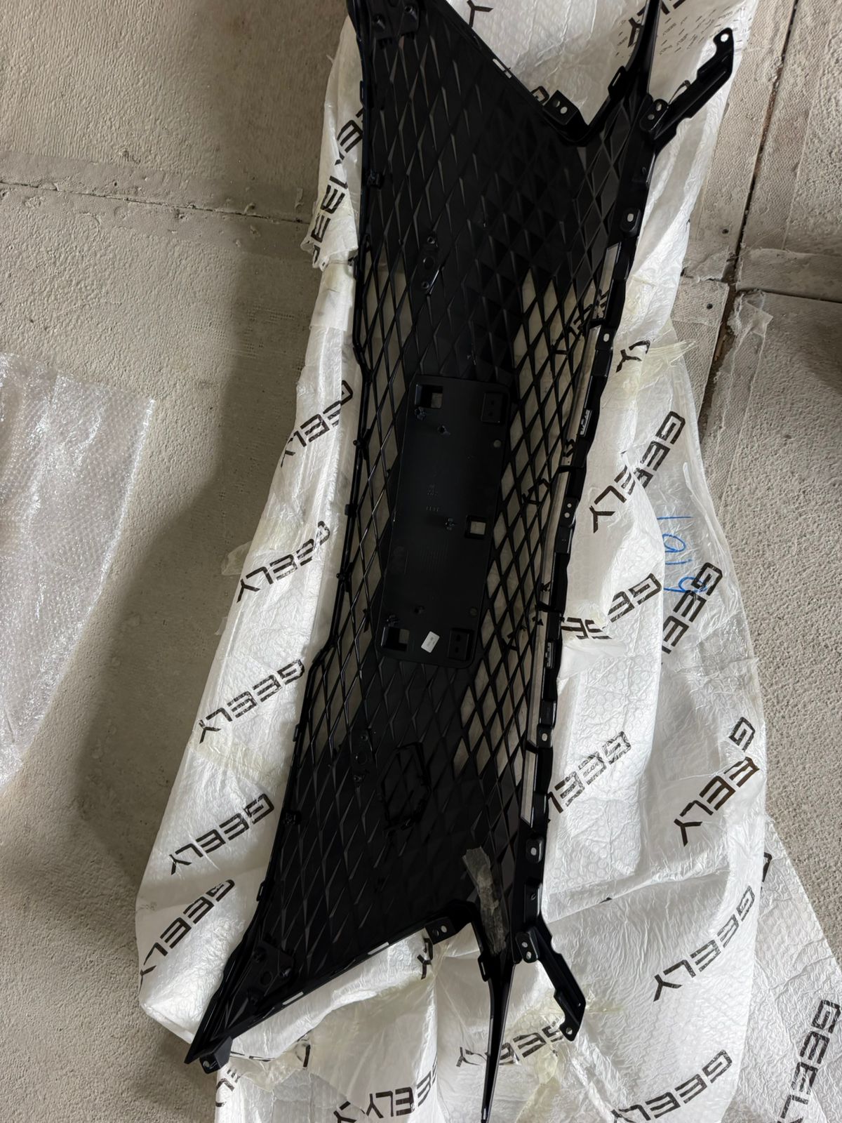 Rejilla central bumper Geely Coolray - Image 3