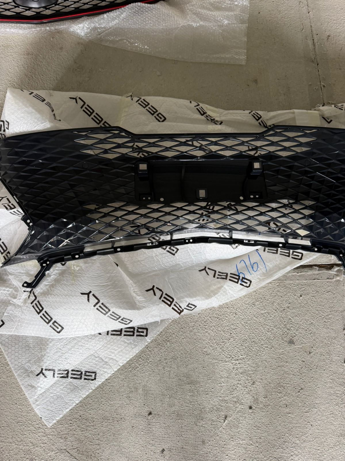 Rejilla central bumper Geely Coolray - Image 2