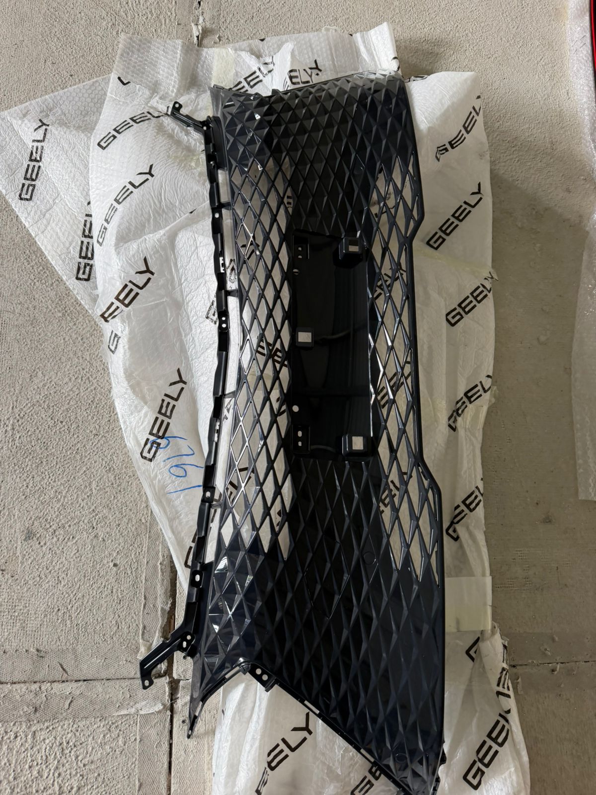 Rejilla central bumper Geely Coolray