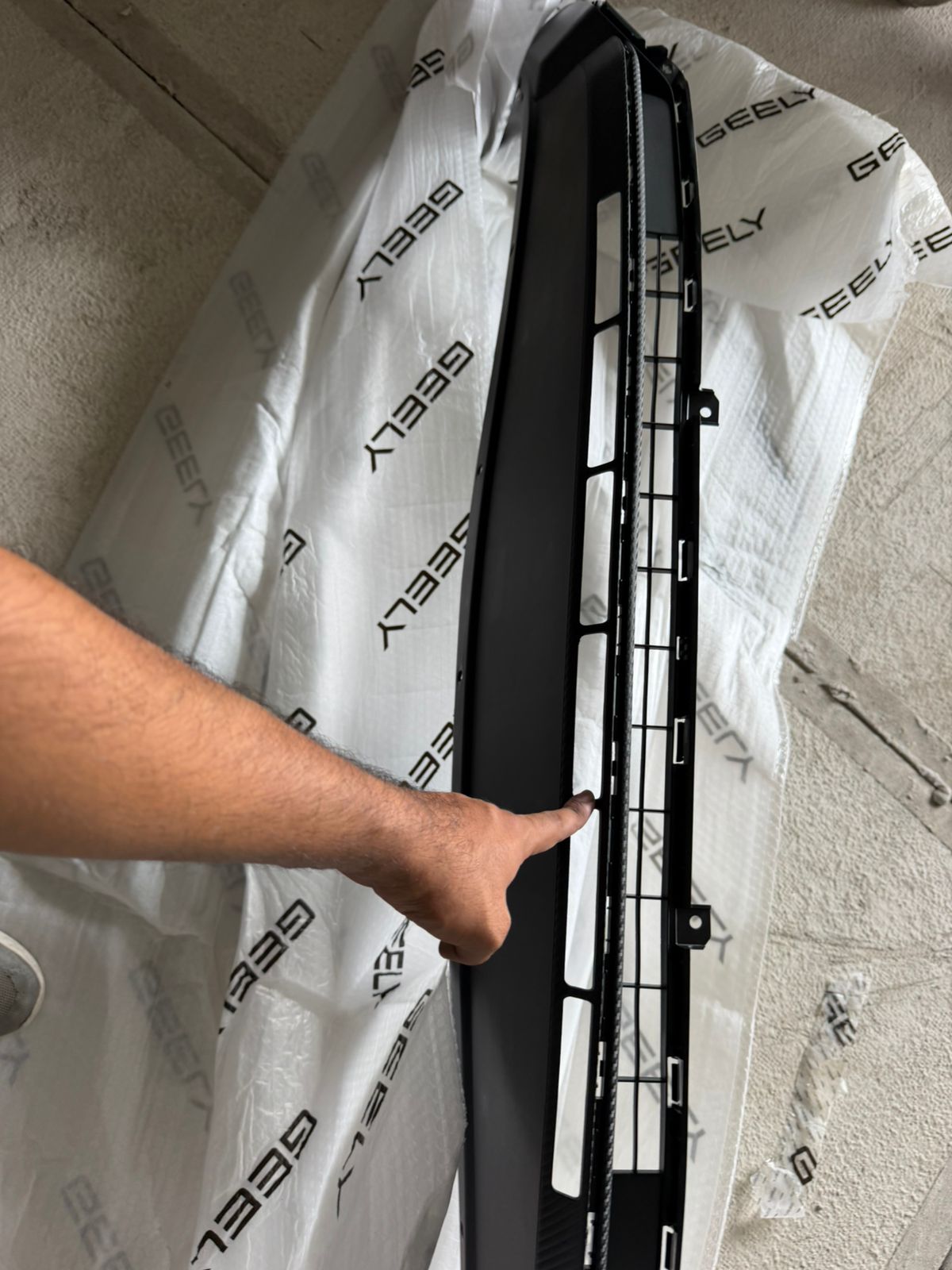Rejilla inferior bumper Geely Coolray - Image 3